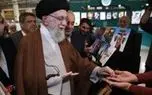 رهبر انقلاب در جریان بازدید از نمایشگاه کتاب تهران، تسبیح خود را به خانم...